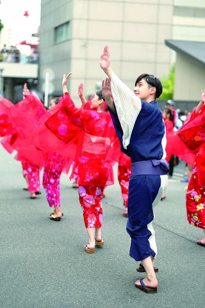 街なかで浴衣姿で踊る人たち