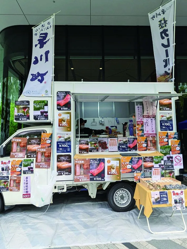 物産を並べたキッチンカー