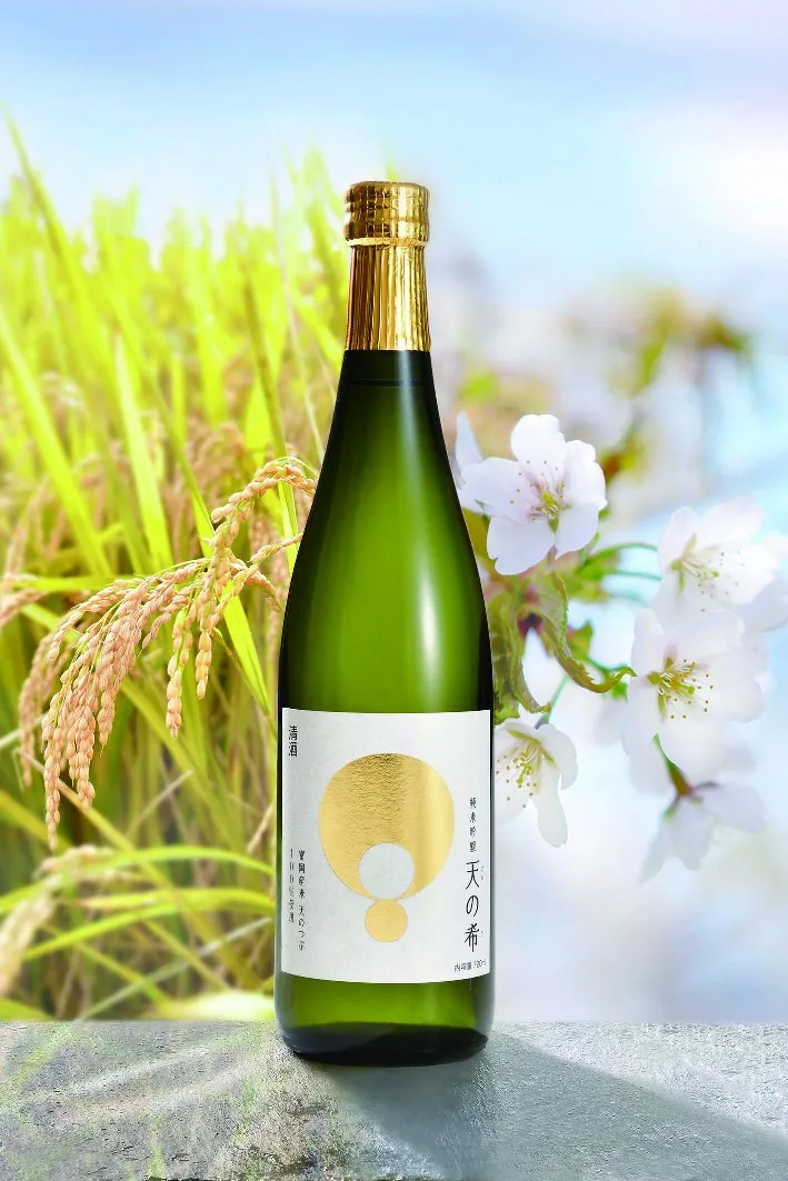 日本酒の瓶と稲穂